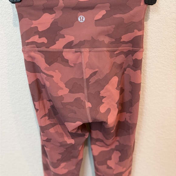 Lululemon Wonder Train High Rise Crop - Picture 4 of 8